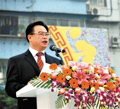 周镇宏 广东省委原常委、统战部原部长 公布日期:2013年2月8日 中纪委发布消息,周镇宏利用职务便利,为他人谋取利益,收受贿赂;开除党籍公职;收缴违纪所得;涉嫌犯罪问题移送司法机关。 周镇宏 广东省委原常委、统战部原部长 公布日期:2013年2月8日 中纪委发布消息,周镇宏利用职务便利,为他人谋取利益,收受贿赂;开除党籍公职;收缴违纪所得;涉嫌犯罪问题移送司法机关。